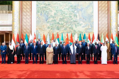 习近平同22位阿拉伯国家代表团团长集体合影。