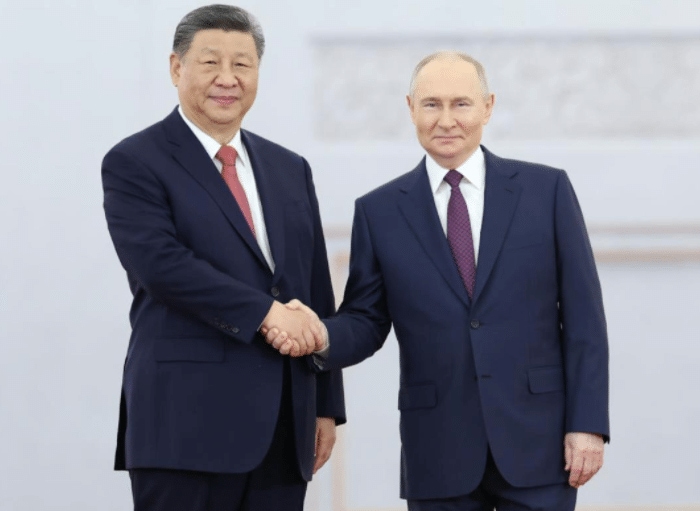 习近平出席普京举行的欢迎仪式