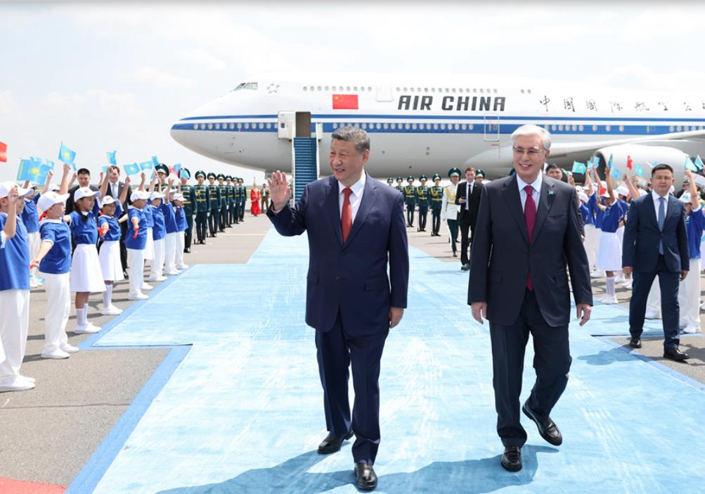 习近平抵达阿斯塔纳出席第二届中国—中亚峰会