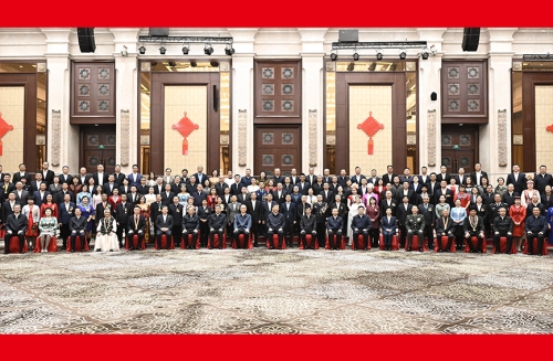 习近平接见新疆各族各界代表