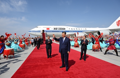 习近平率中央代表团出席新疆维吾尔自治区成立70周年庆祝活动