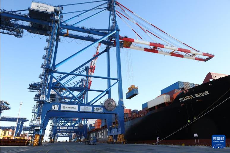 中欧北极快航航线首艘货船抵达波兰