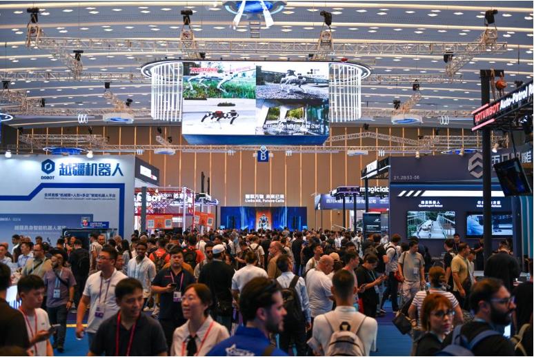 “圈粉”境外采购商 中国机器人登上广交会“主舞台”