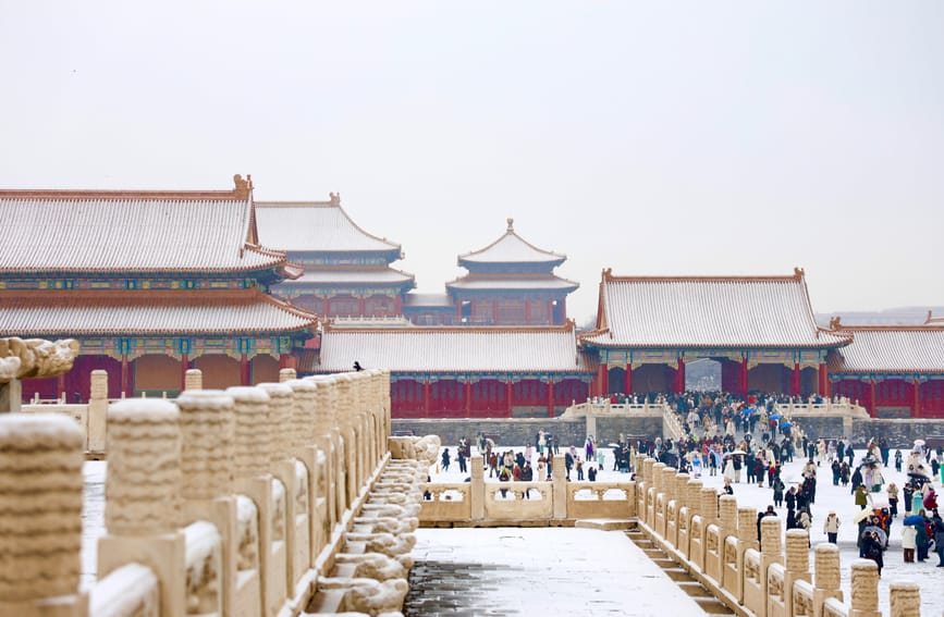 北京迎来冬季首场降雪 故宫解锁限定雪景